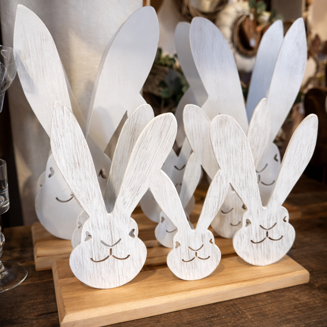 Deko-Hasen auf Holzsockel