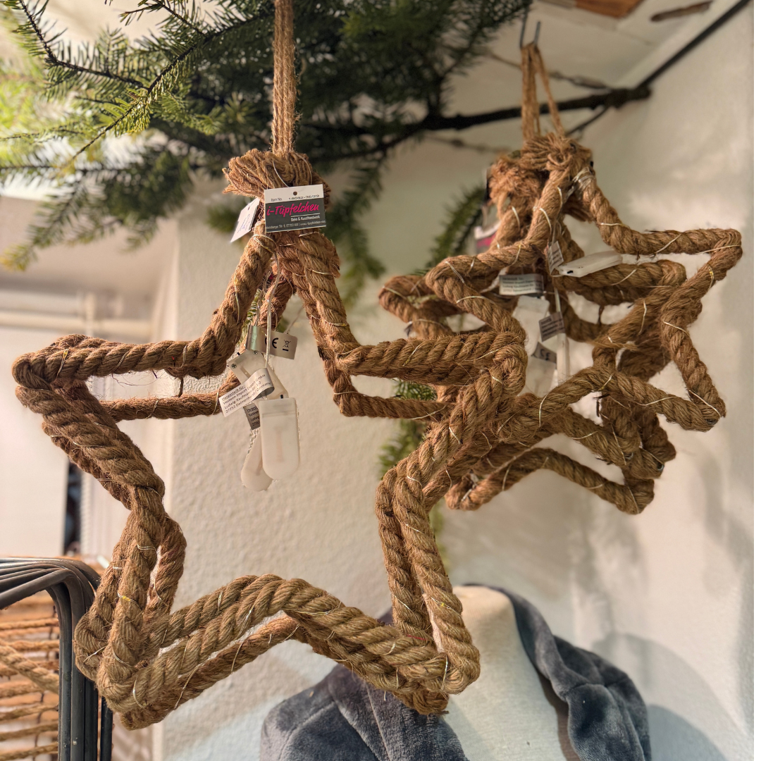 Metallstern mit Rattanumrandung & LEDs