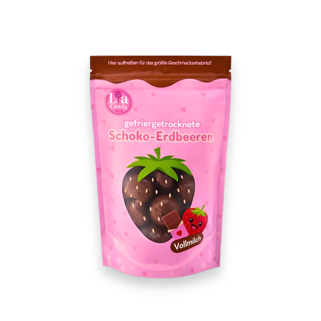 Rosa Standbeutel von „Lia Candy“ mit der Aufschrift „gefriergetrocknete Schoko-Erdbeeren“. Die Verpackung zeigt eine Illustration von Erdbeeren in Vollmilchschokolade sowie ein kleines Erdbeer-Comic und ein Stück Schokolade, vor schwarzem Hintergrund.